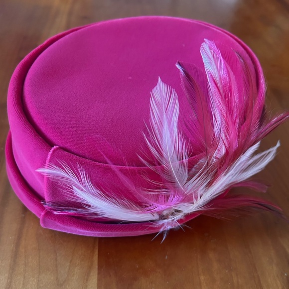 Vintage Accessories - Mid Century hot pink fuschia pill box hat with feathers
